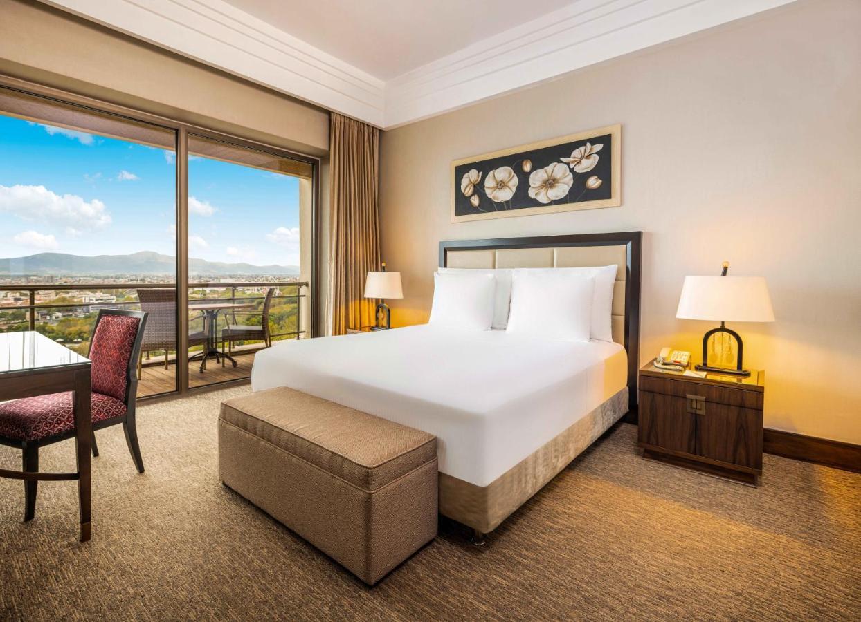 Hotel Celik Palas Convention Center & Thermal Spa Bursa Exteriér fotografie A bedroom at the Hilton Istanbul Bosphorus