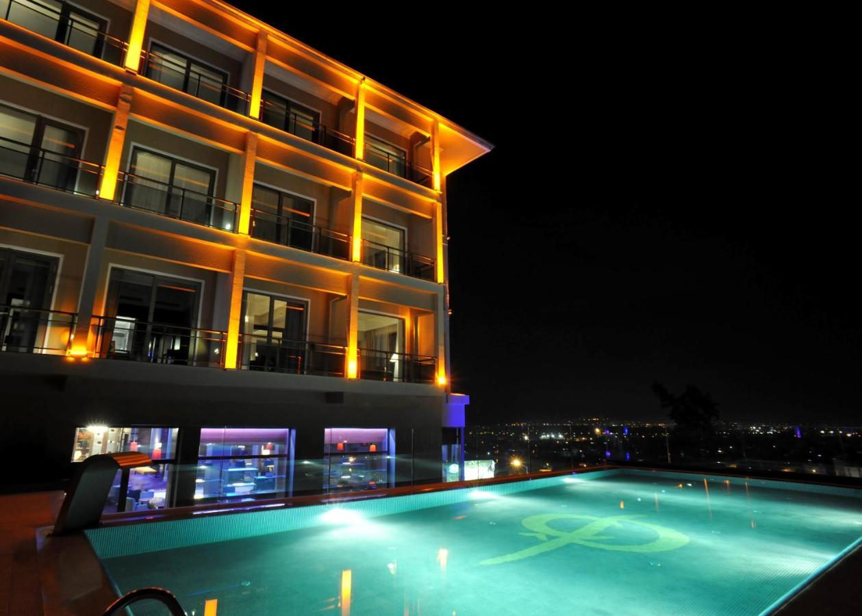 Hotel Celik Palas Convention Center & Thermal Spa Bursa Exteriér fotografie The pool at the hotel